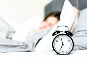 The 10-3-2-1-0 trick is going viral because it helps you fall asleep quickly and avoid insomnia
